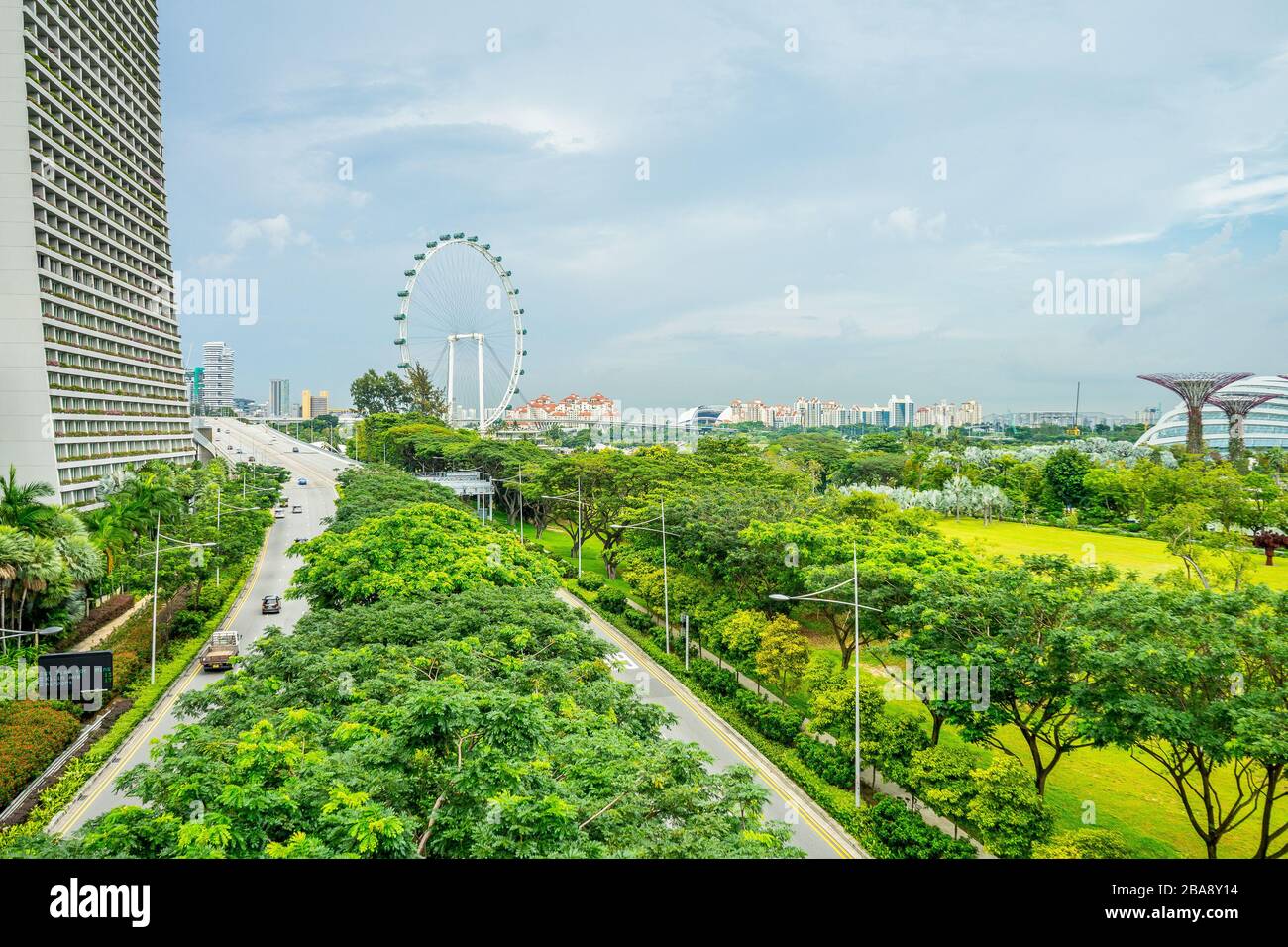 MARINE BAY/SINGAPUR, 29. APR 2018 - Marina Bay Sands ist eines der berühmtesten Luxushotels in Singapur mit atemberaubendem Blick von der auf die Stadt Stockfoto