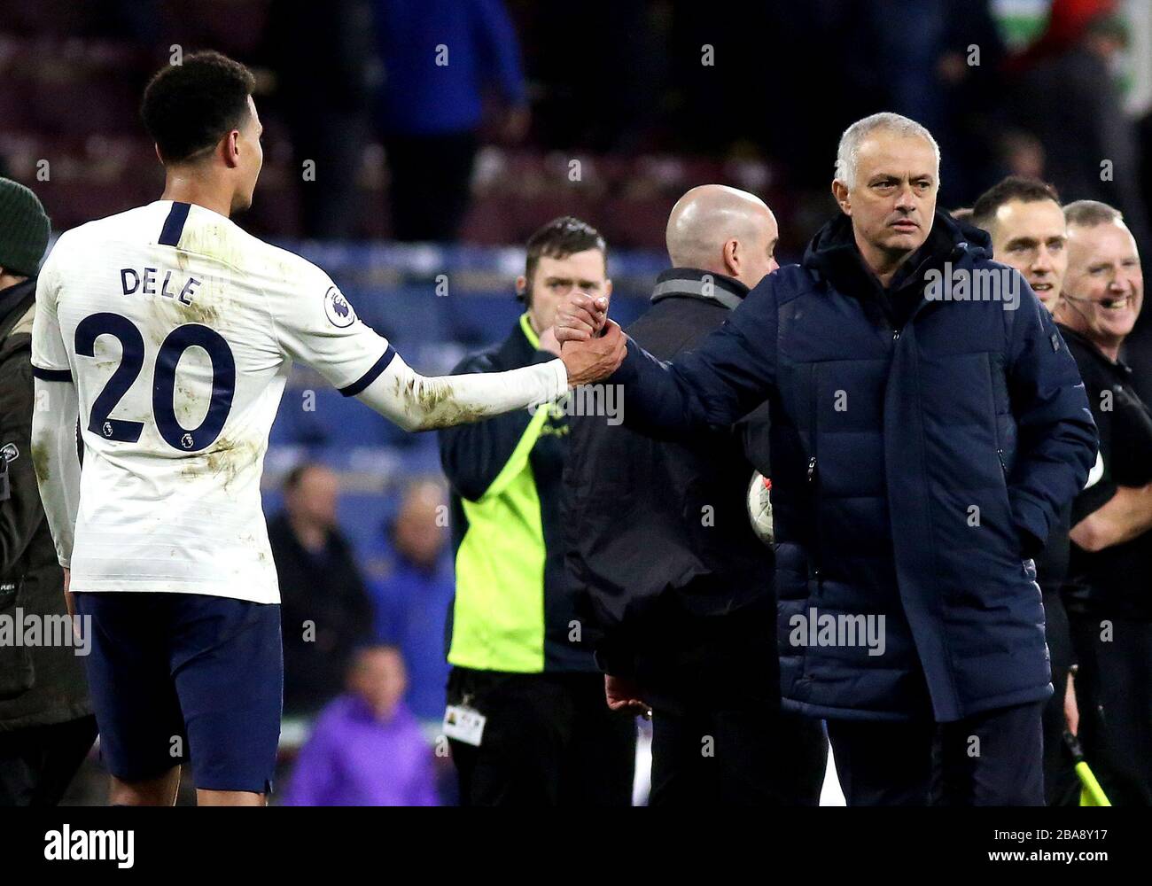 Tottenham Hotspur-Manager Jose Mourinho (rechts) schüttelt nach dem Schlusspfiff die Hände mit DELE Alli Stockfoto