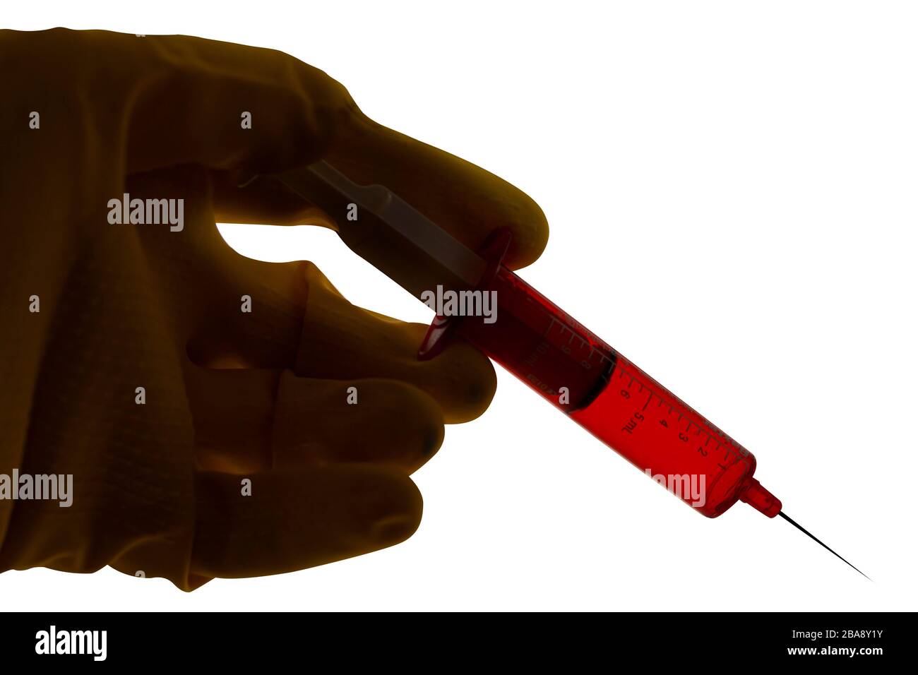 Spritze mit roter Flüssigkeit in einer Handschuhhand. Nahaufnahme des hintergrundbeleuchteten Silhouettenbildes auf weißem Hintergrund. Selektiver Fokus. Stockfoto