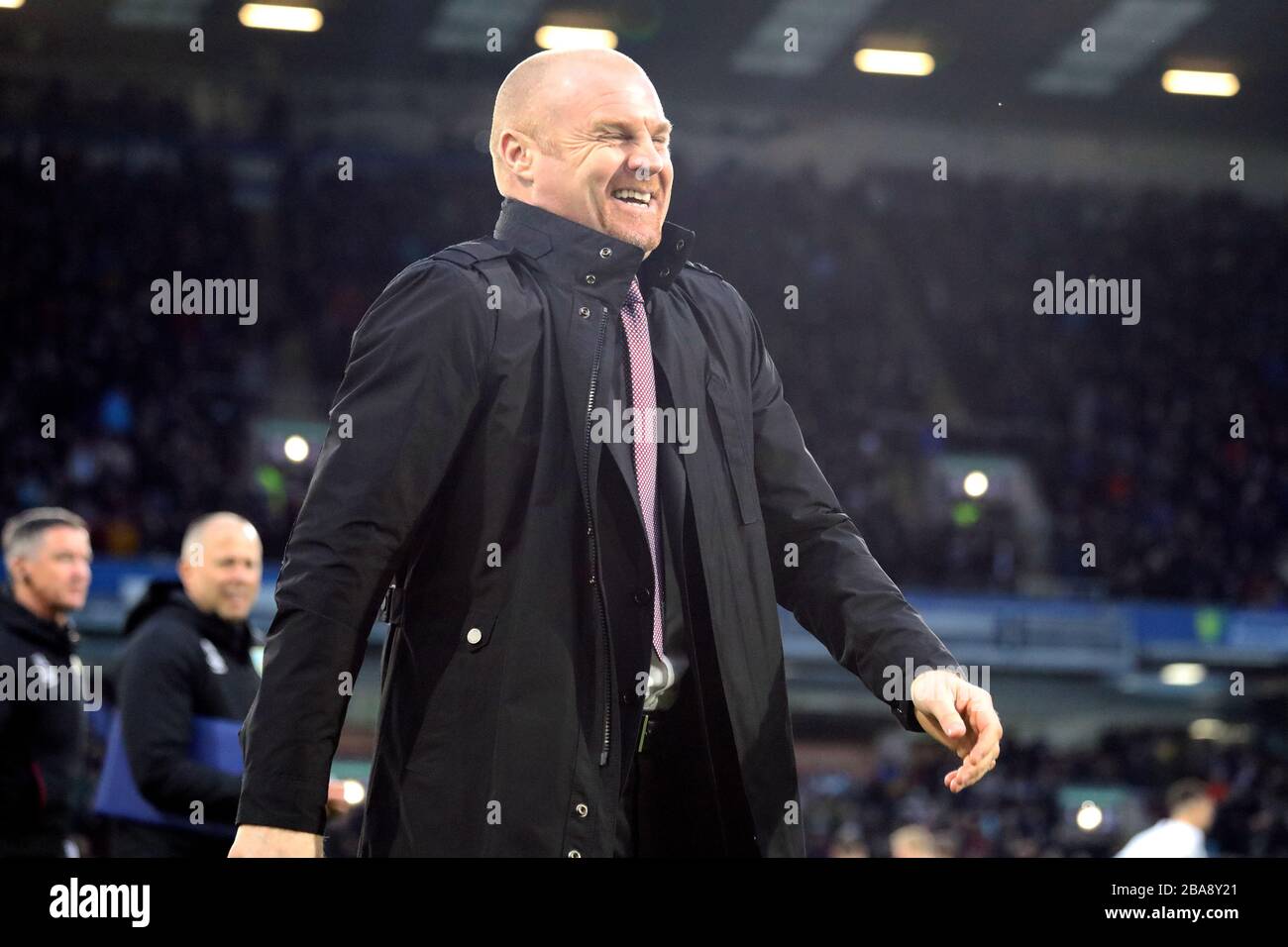 Burnley-Manager Sean Dyche lacht vor dem Anpfiff Stockfoto