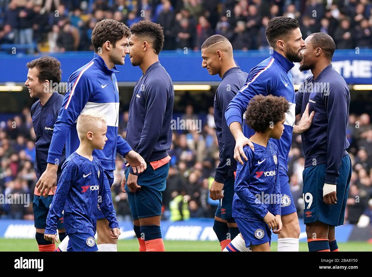 Chelseas Spieler Marcos Alonso und Olivier Giroud und Everton gehen aneinander vorbei und vermeiden Händeschütteln vor dem Anpfiff Stockfoto