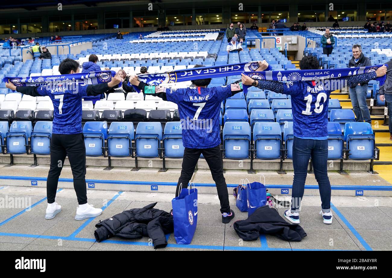 Chelsea-Fans posieren vor dem Spiel für Fotos Stockfoto
