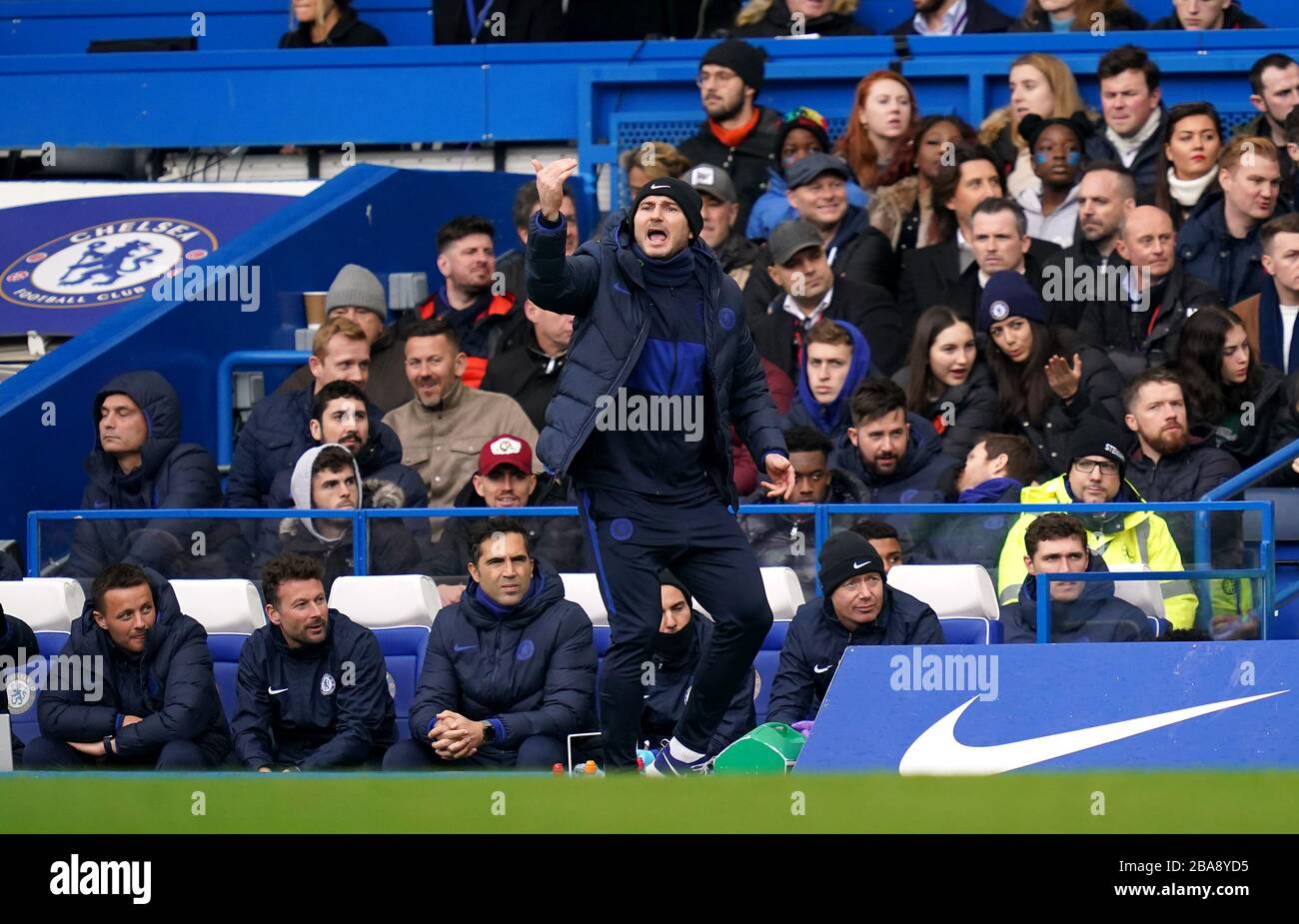 Chelsea-Manager Frank Lampard weist seine Spieler während des Spiels an Stockfoto