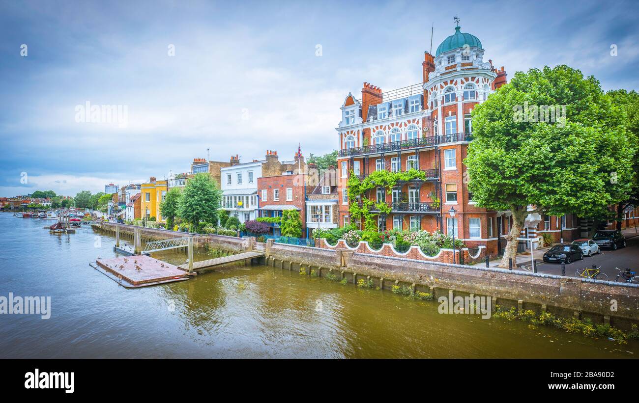 London - Blick von der Hammersmith Bridge von attraktiven Anwesen mit Blick auf die Themse auf den Themse-Pfad Stockfoto