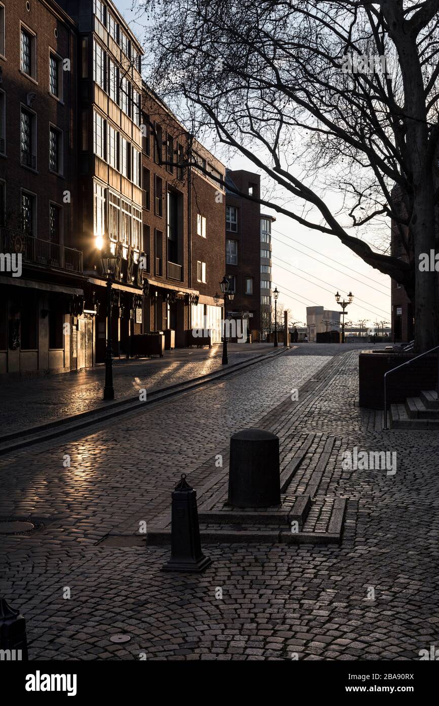 Vor der Traditionsbrauerei Uerige ungewöhnlich wenig Passanten in der Düsseldorfer Altstadt. Stockfoto