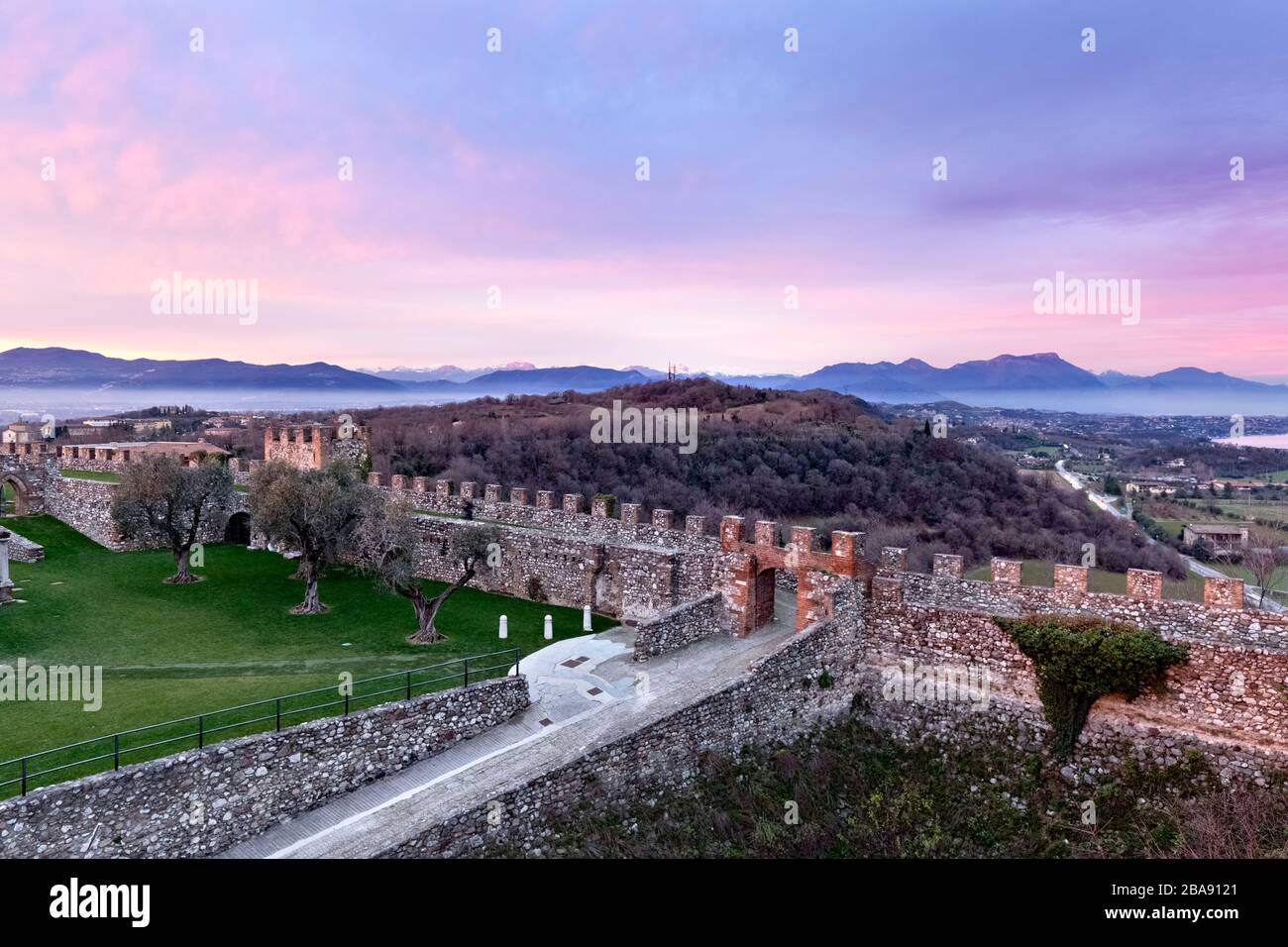Sonnenuntergang an den crenellierten Wänden der Rocca (Festung) di Lonato. Lonato del Garda, Provinz Brescia, Lombardei, Italien, Europa. Stockfoto