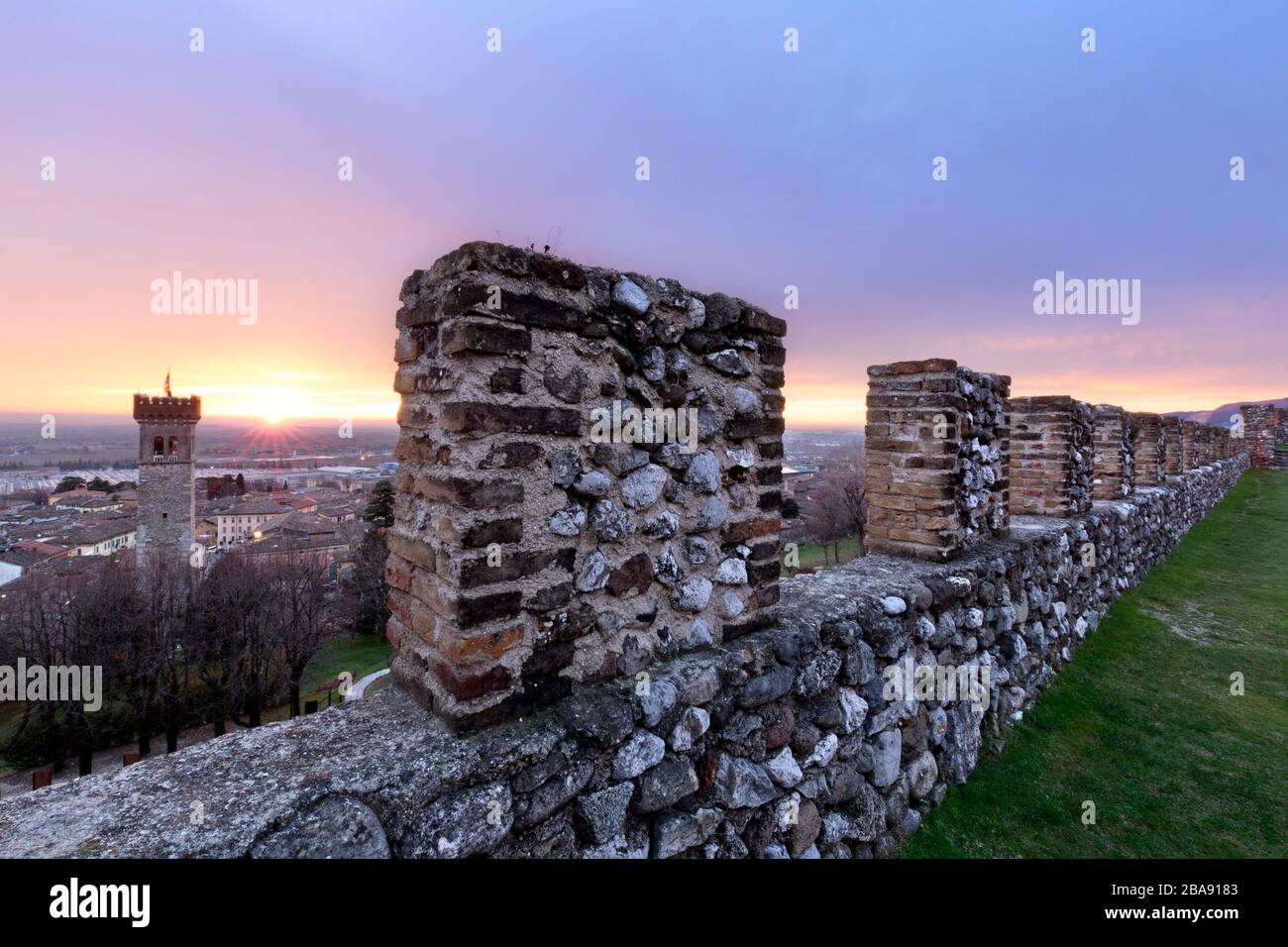 Sonnenuntergang an den crenellierten Wänden der Rocca (Festung) di Lonato. Lonato del Garda, Provinz Brescia, Lombardei, Italien, Europa. Stockfoto