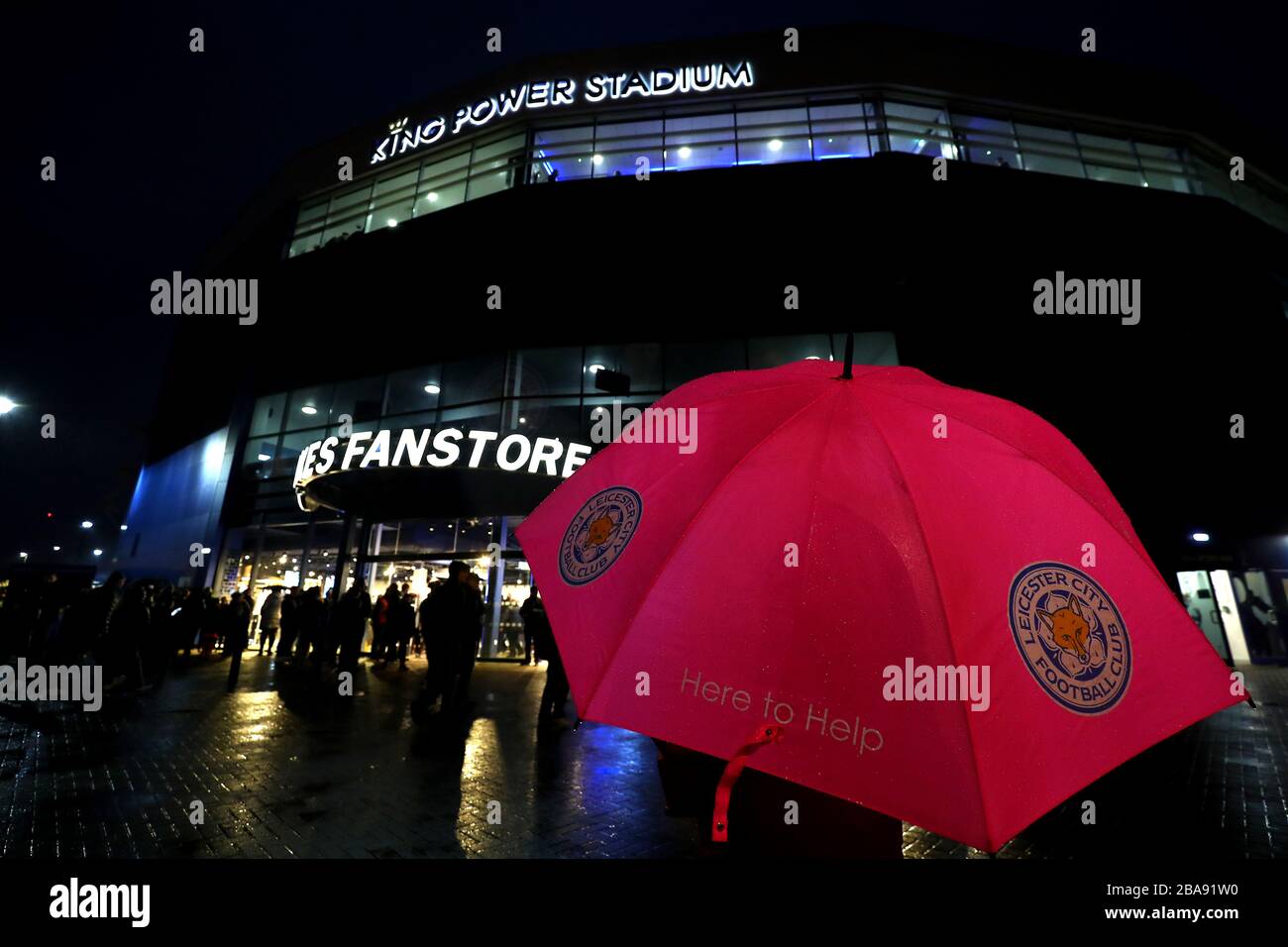 Ein Fan hält vor dem Spiel einen Sonnenschirm von Leicester City vor dem Stadion Stockfoto