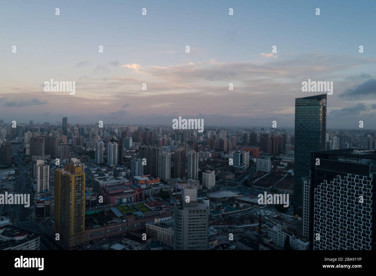 Luftaufnahme des Huangpu Viertels in Shanghai im Morgengrauen Stockfoto