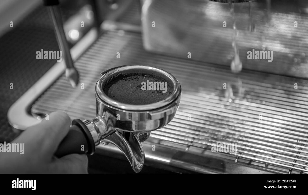 Isolierte Nahaufnahme einer professionellen Kaffeemaschine für den industriellen Einsatz Stockfoto
