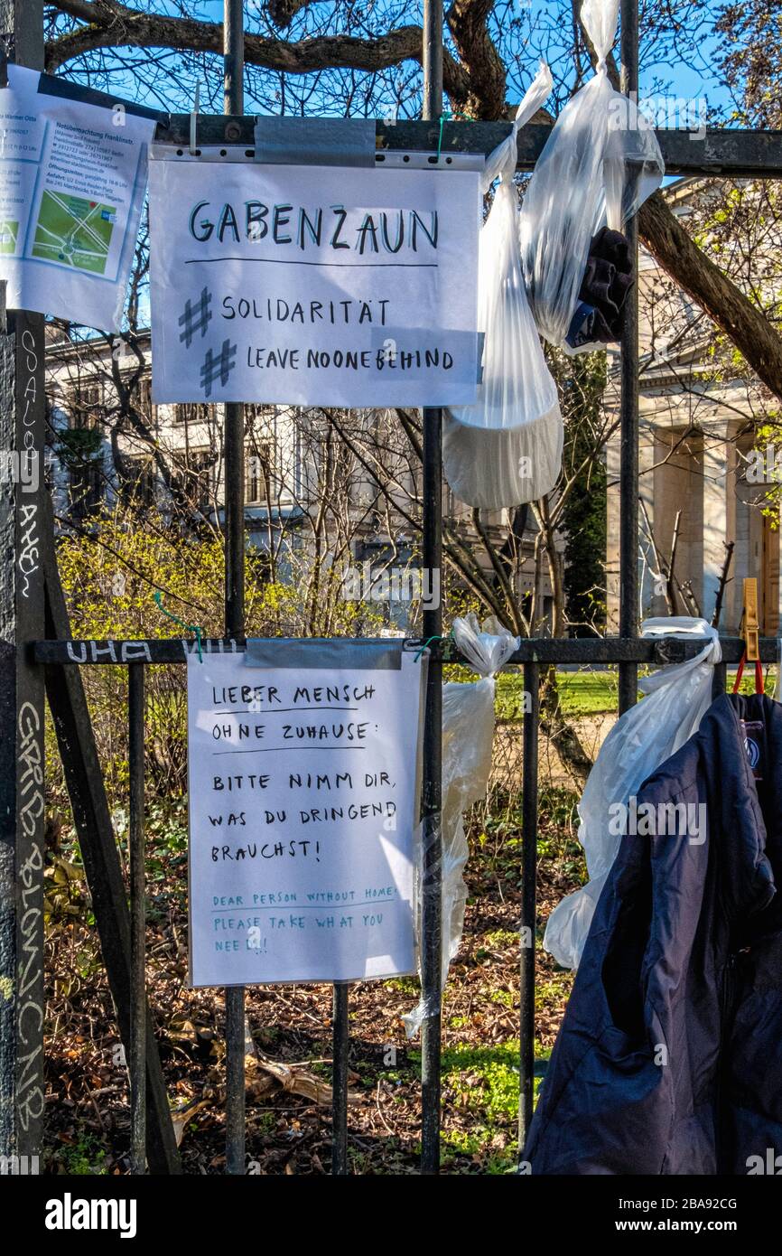 Deutschland, Mitte-Berlin, Invalidenstraße, 25. März 2020. Hilfe für Obdachlose während der Coronavirus Pandemie außerhalb der St. Elizabeth Kirche. Ein Zaun mit Spenden für Lebensmittel und Kleidung und bietet einen Platz für Schlaf und medizinische Versorgung Stockfoto