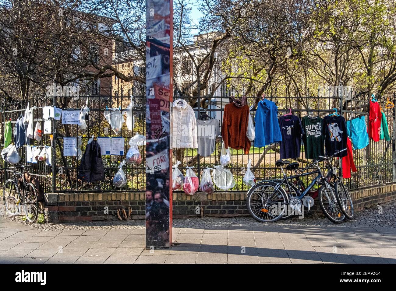 Deutschland, Mitte-Berlin, Invalidenstraße, 25. März 2020. Hilfe für Obdachlose während der Coronavirus Pandemie außerhalb der St. Elizabeth Kirche. Ein Zaun mit Spenden für Lebensmittel und Kleidung und bietet einen Platz für Schlaf und medizinische Versorgung Stockfoto