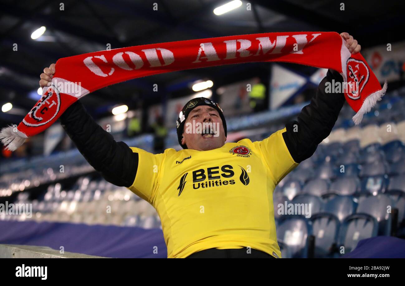 Ein Fleetwood Town Fan nach dem Spiel Stockfoto
