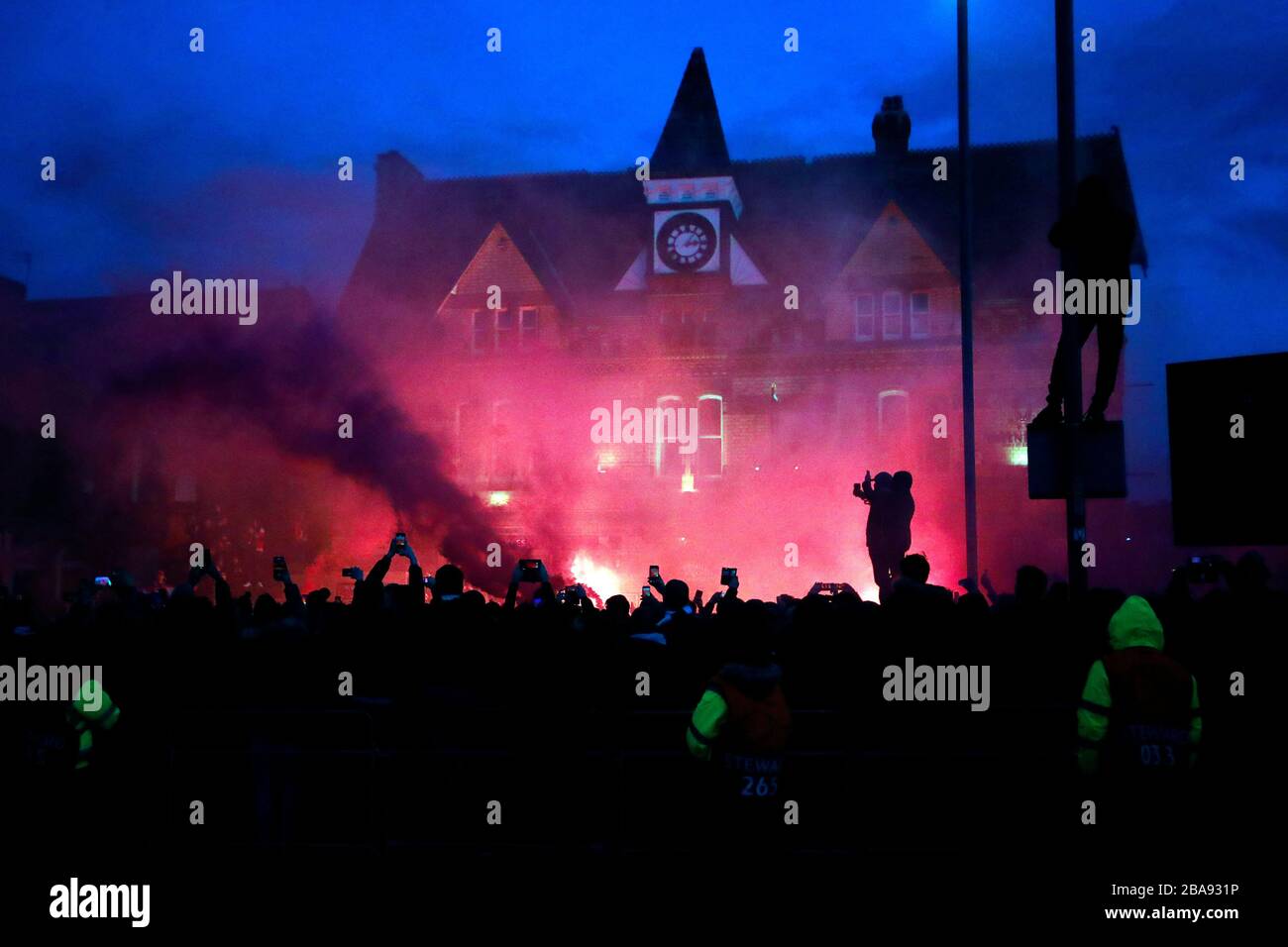 Die Fans ließen Flares vor der UEFA Champions League-Runde von 16 Spielen im zweiten Durchgang in Anfield, Liverpool, aus. Stockfoto