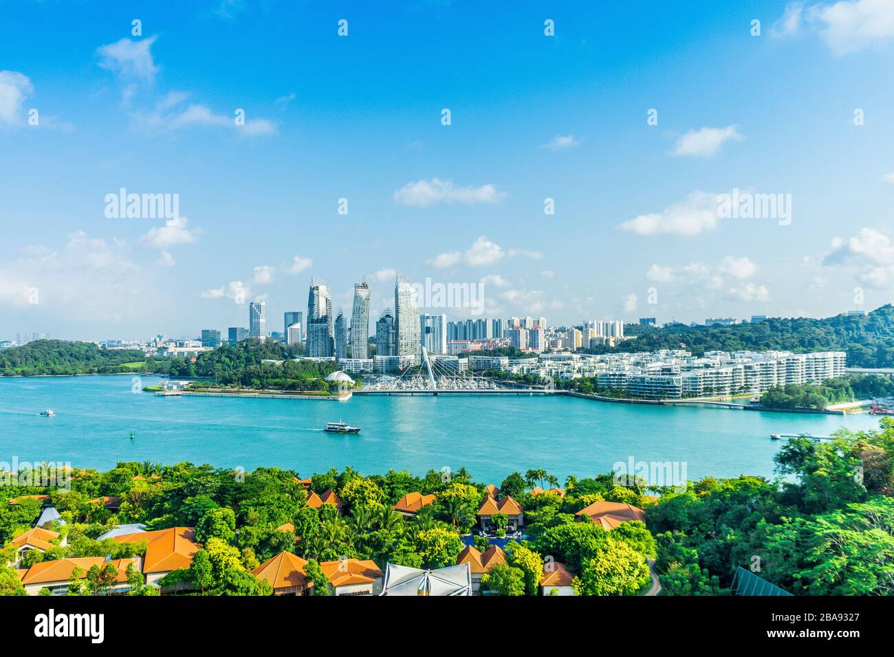 SENTOSA/SINGAPUR, 29. APR 2018 - Blick auf die Insel Sentosa und Singapur auf das Meer. Stockfoto