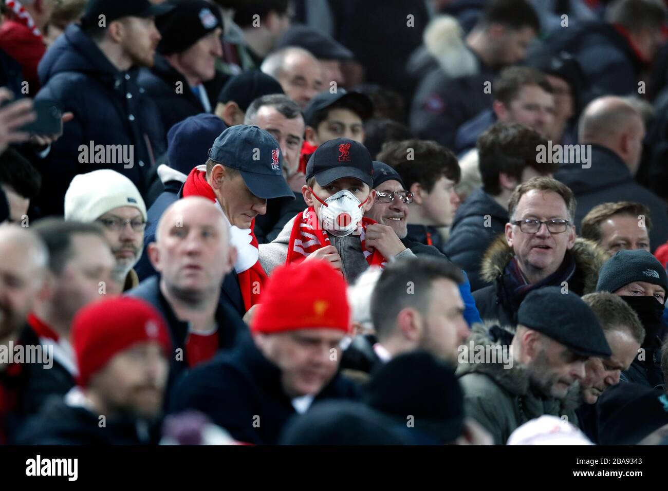 Ein Liverpooler Fan in den Ständen vor dem Spiel, der eine Maske trägt Stockfoto