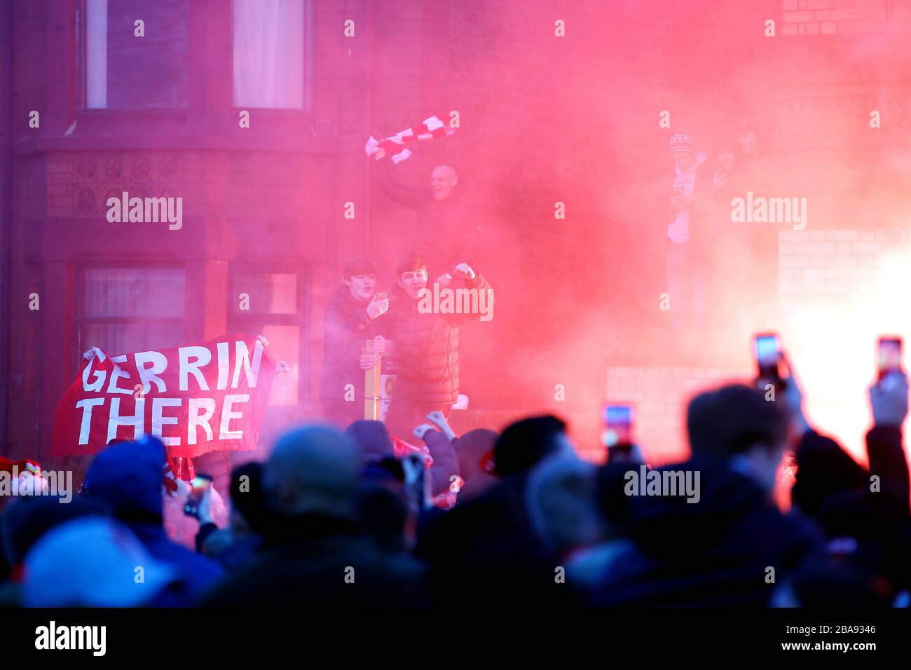 Die Fans ließen Flares vor der UEFA Champions League-Runde von 16 Spielen im zweiten Durchgang in Anfield, Liverpool, aus. Stockfoto