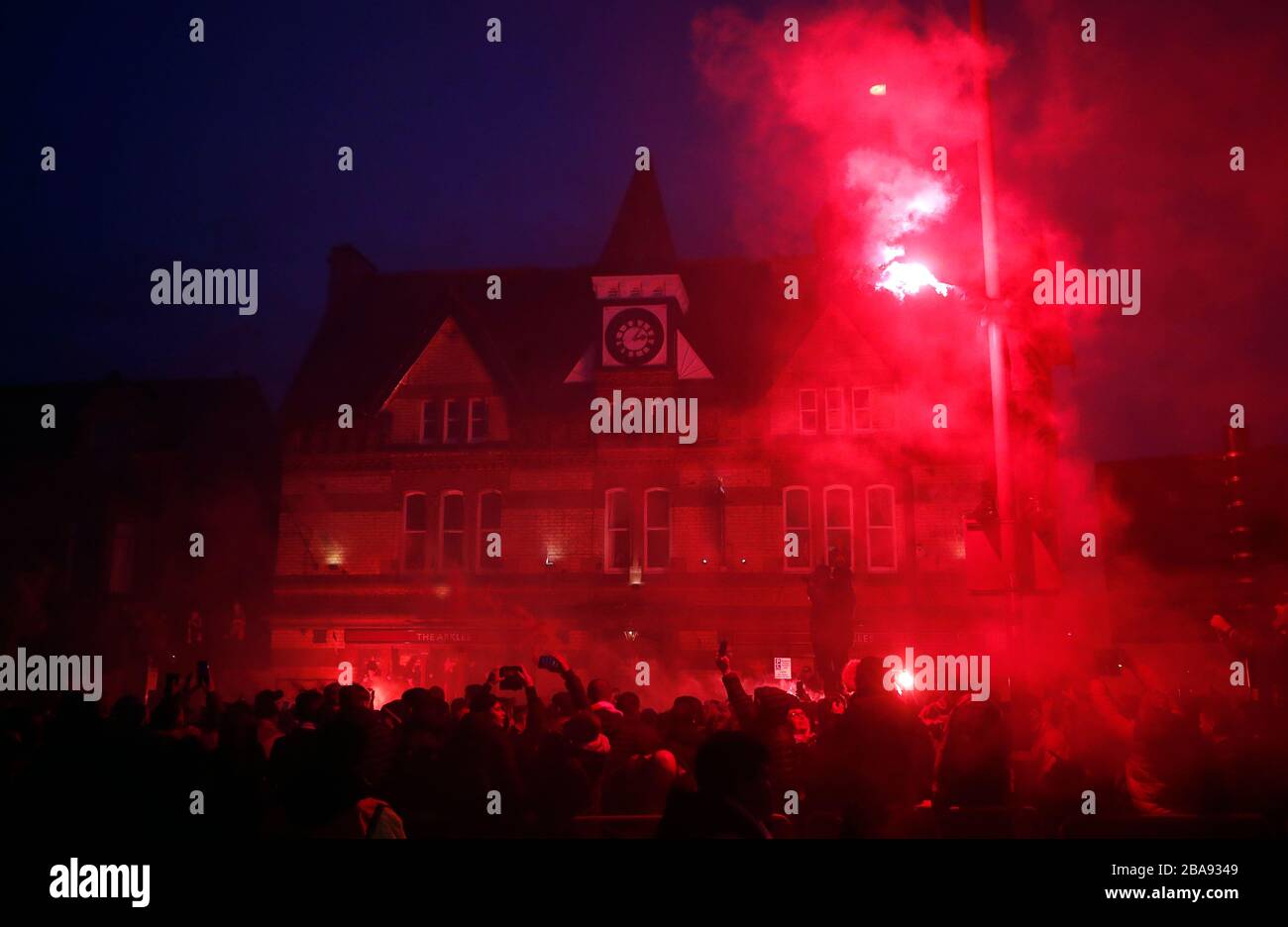 Die Fans ließen Flares vor der UEFA Champions League-Runde von 16 Spielen im zweiten Durchgang in Anfield, Liverpool, aus. Stockfoto