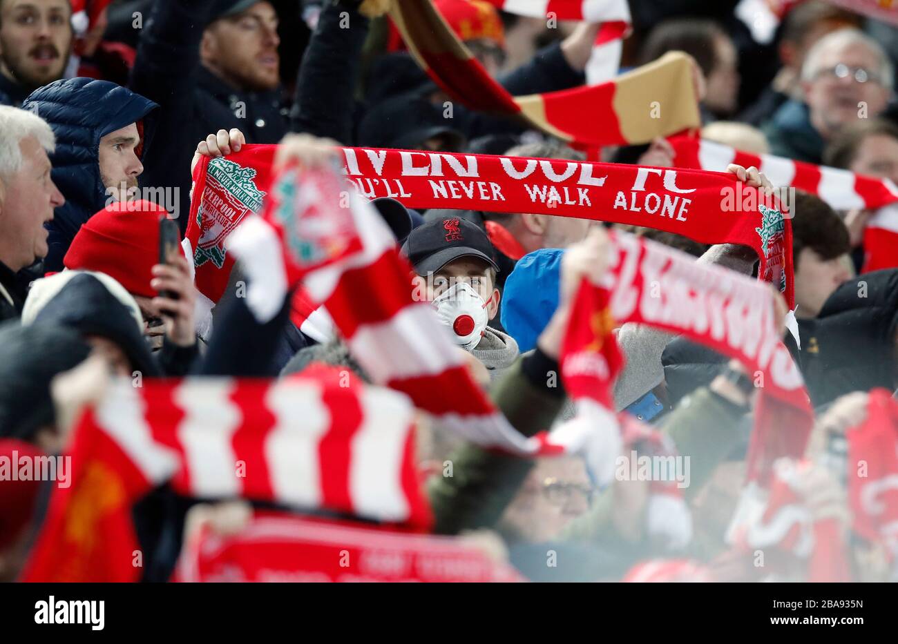 Ein Liverpooler Fan in den Ständen vor dem Spiel, der eine Maske trägt Stockfoto