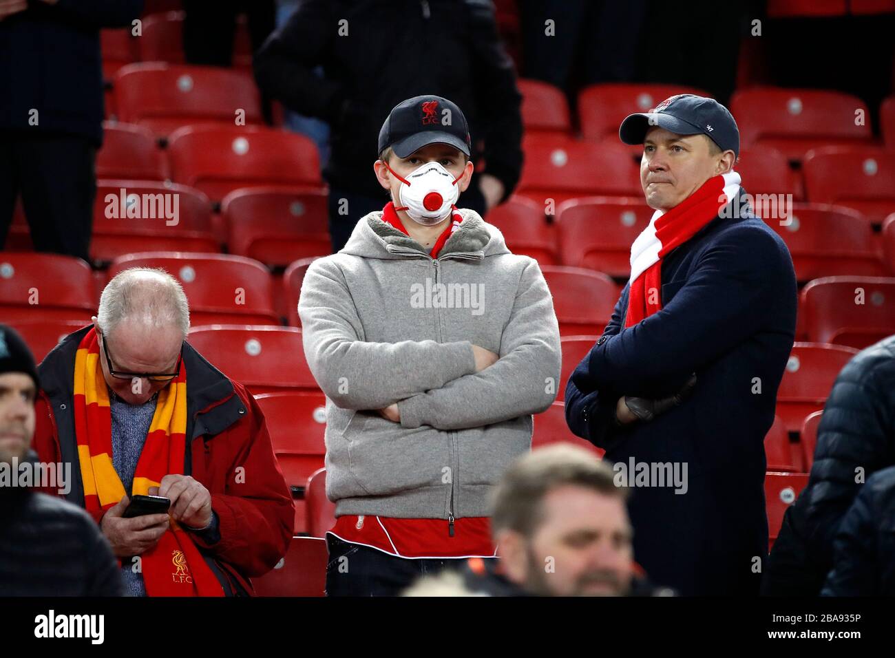 Ein Liverpooler Fan in den Ständen vor dem Spiel, der eine Maske trägt Stockfoto