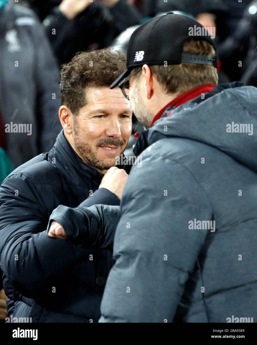 Atletico Madrid Manager Diego Simeone (links) und Liverpools Manager Jurgen Klopp grüßen sich vor dem Spiel Stockfoto