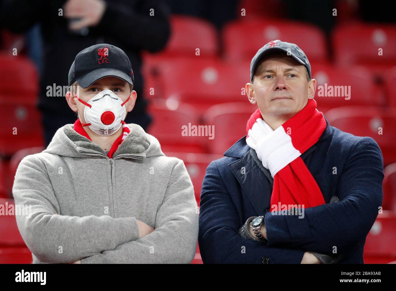 Ein Liverpooler Fan in den Ständen vor dem Spiel, der eine Maske trägt Stockfoto