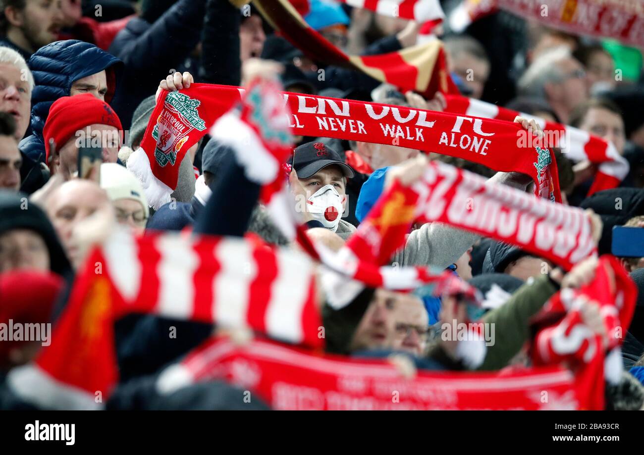 Ein Liverpooler Fan in den Ständen vor dem Spiel, der eine Maske trägt Stockfoto