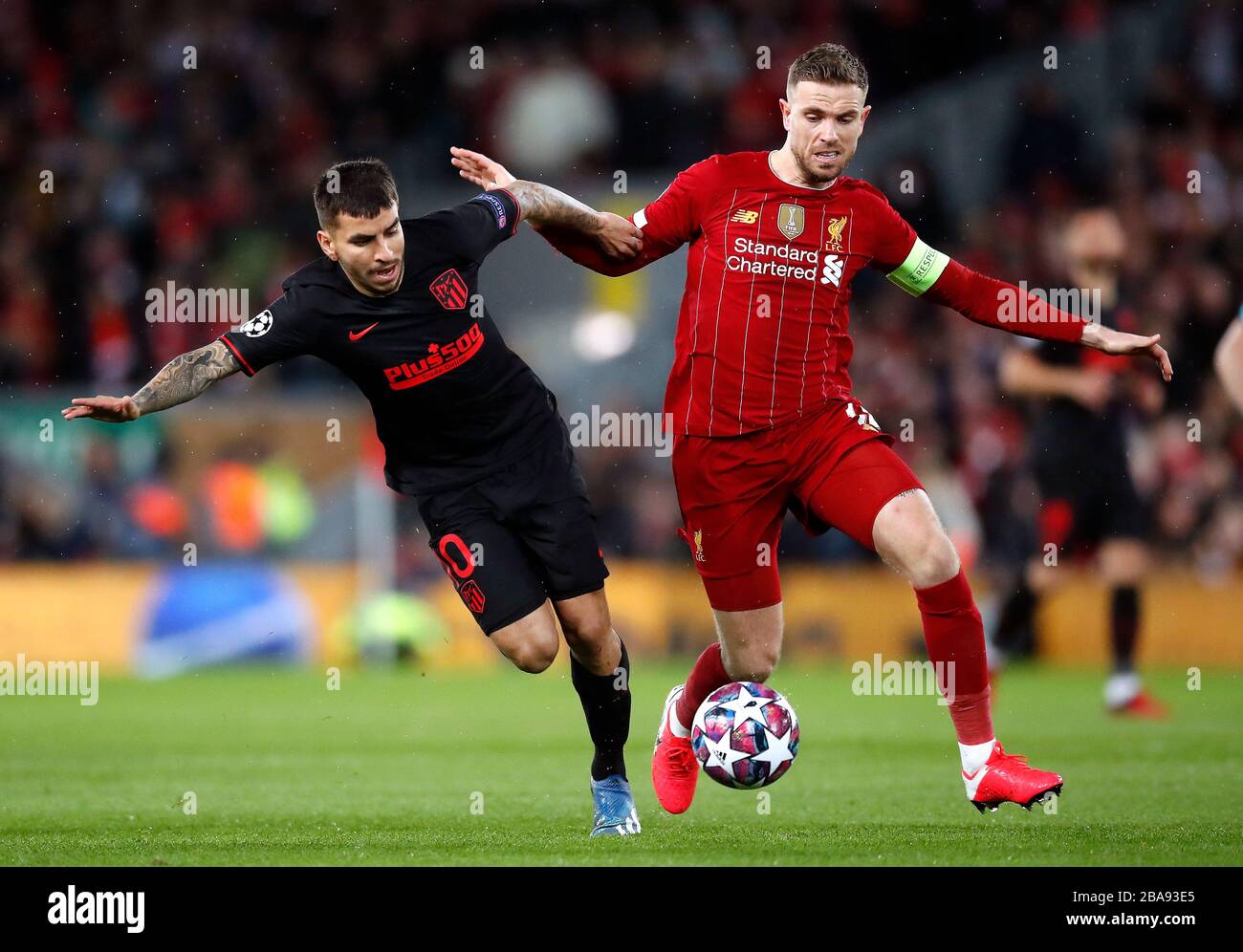 Angel Correa von Atletico Madrid (links) und der Kampf von Liverpool Jordan Henderson um den Ball Stockfoto