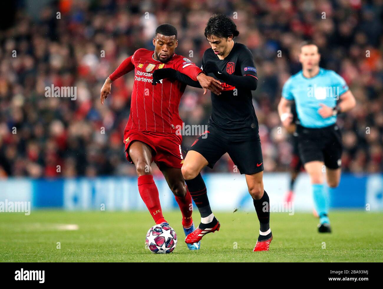 Liverpools Georginio Wijnaldum (links) und Atletico Madrids Sequeira Joao Felix kämpfen um den Ball Stockfoto