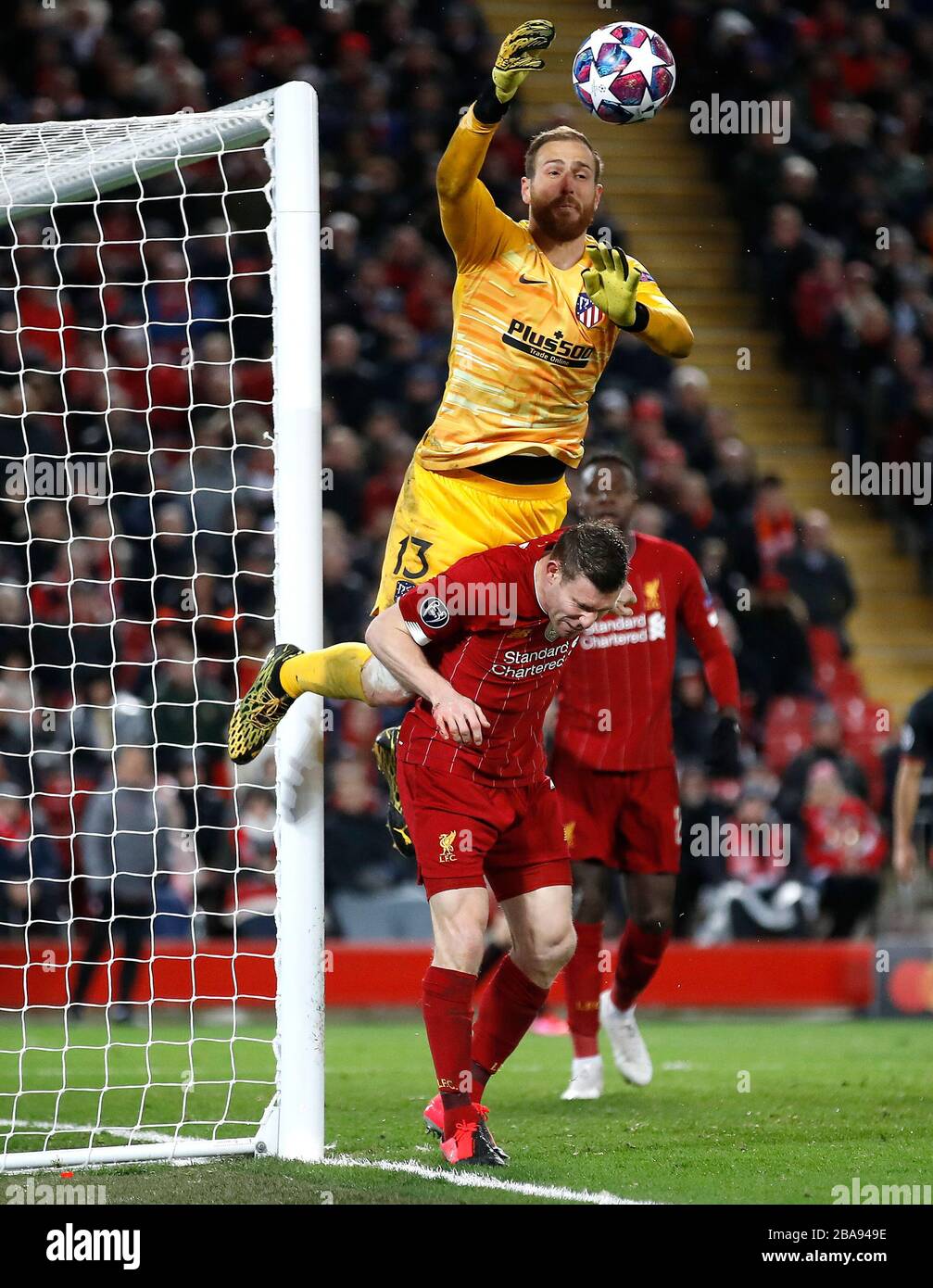 Atletico Madrider Torhüter Jan Oblak (Spitze) kollidiert mit Liverpools James Milner, als er versucht, eine Rettung zu erreichen Stockfoto