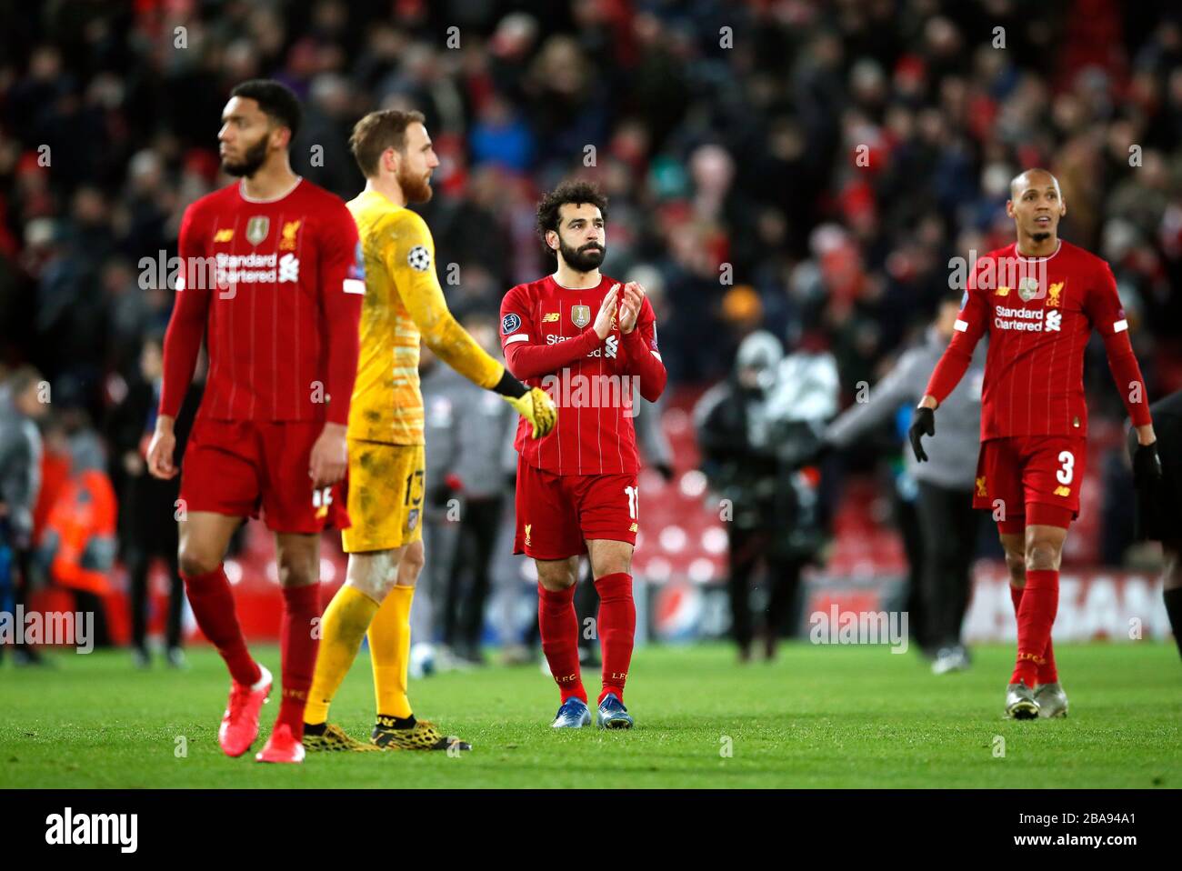 Liverpools Mohamed Salah (Mitte) erscheint nach dem Abpfiff niedergeschlagen Stockfoto
