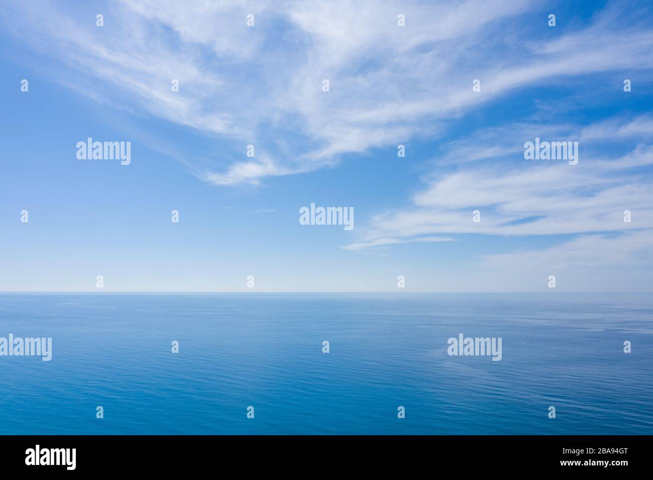Ein Blick auf das ewige blaue Meer oder den Ozean mit sonnigem und bewölktem Himmel Stockfoto Ein Blick auf das ewige blaue Meer oder den Ozean mit sonnigem und bewölktem Himmel Stockfoto