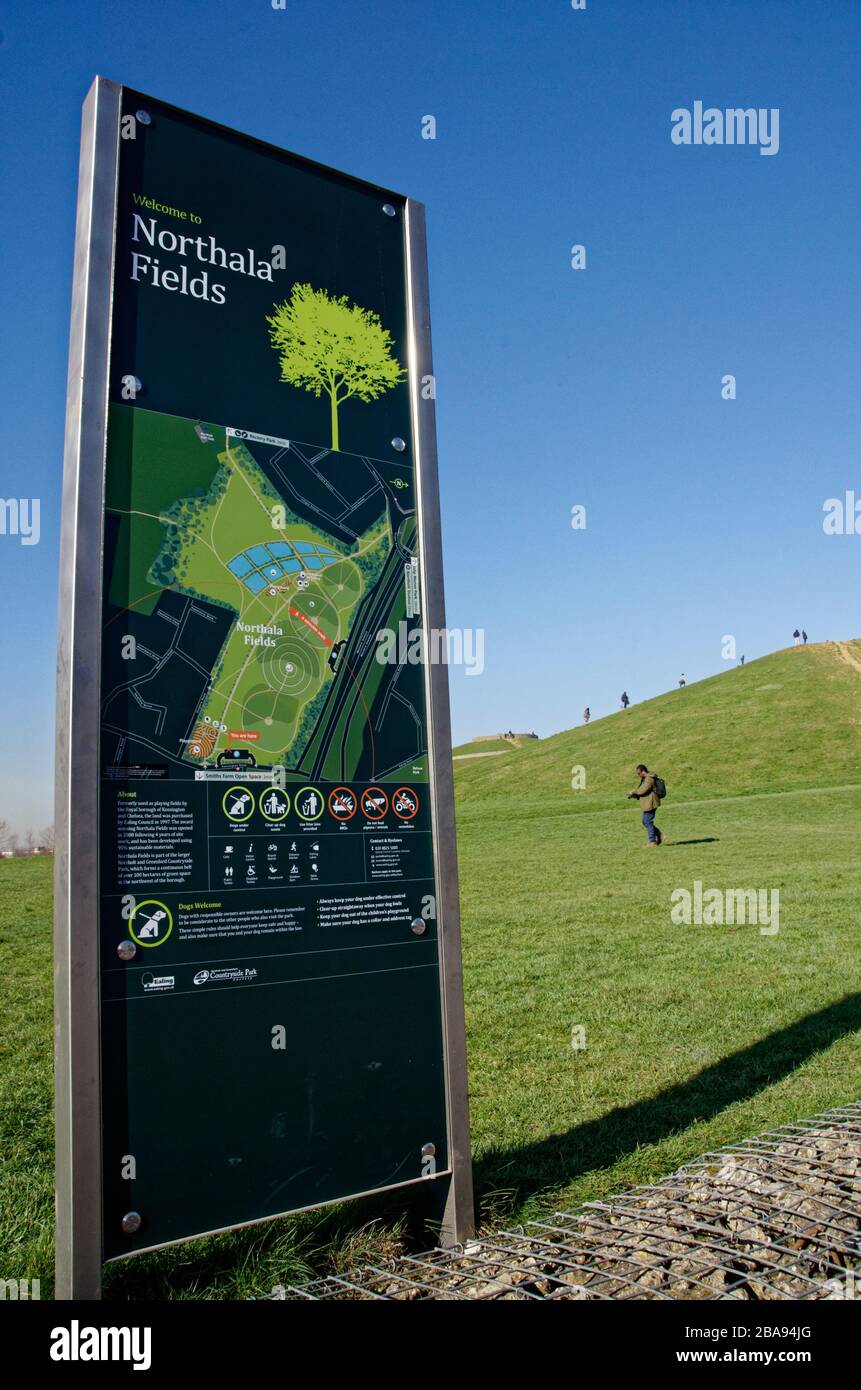 Wegweiser für Northala Fields, der Mann machte Hügel aus den Trümmern des alten Wemlbey Stadions, einem beliebten Wandergebiet. Stockfoto