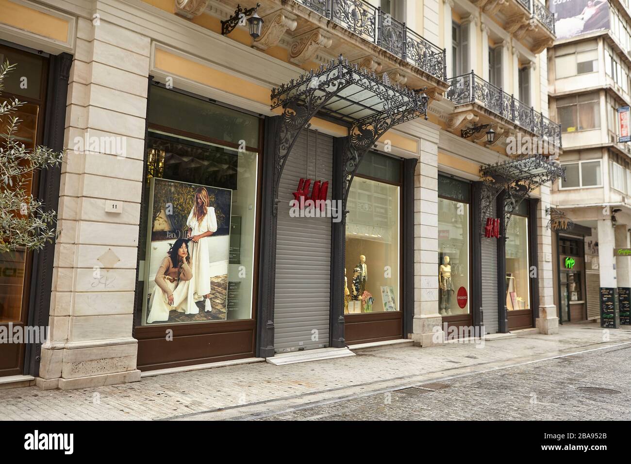 H&M hat einen geschlossenen Shop in Athens Greece, Coronavirus Stockfoto