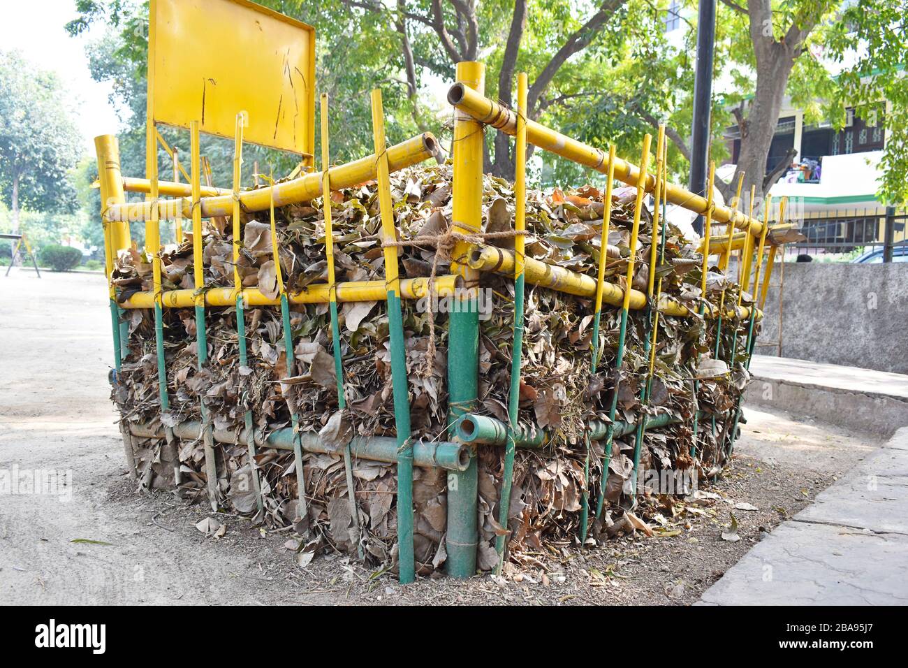 Große große Bambusablage im Garten zum Aufstellen trockener Blätter zur Herstellung von Kompost aus Blättern Stockfoto