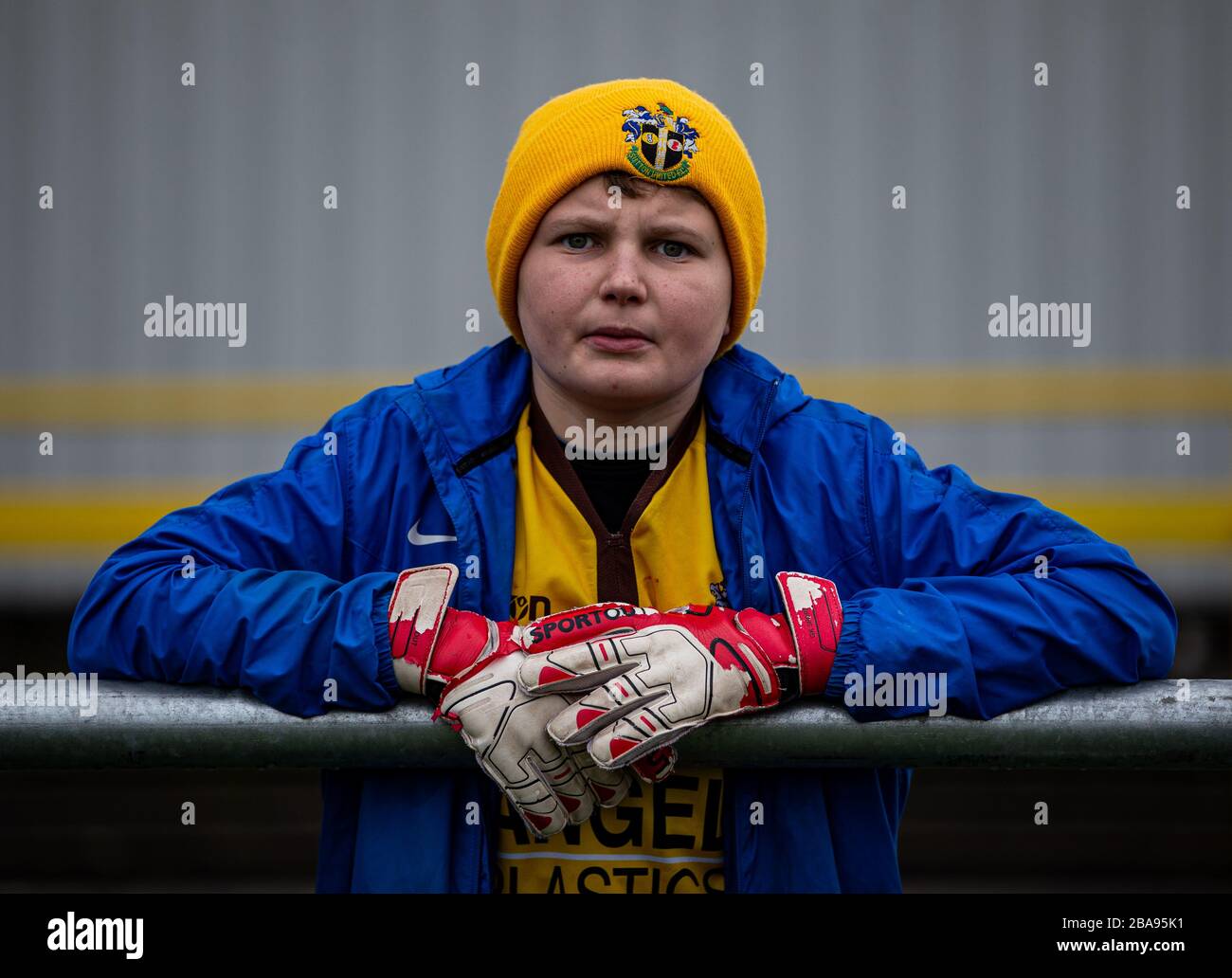 Ein Sutton United Fan vor dem Spiel Stockfoto
