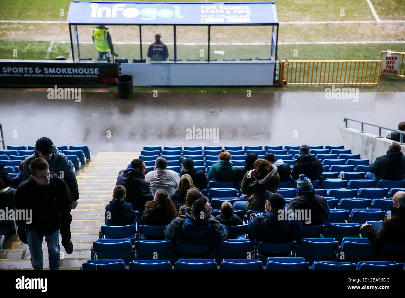 Die Fans des FC Halifax Town treten vor dem Spiel der Vanarama Conference Premier League im Shay an Stockfoto