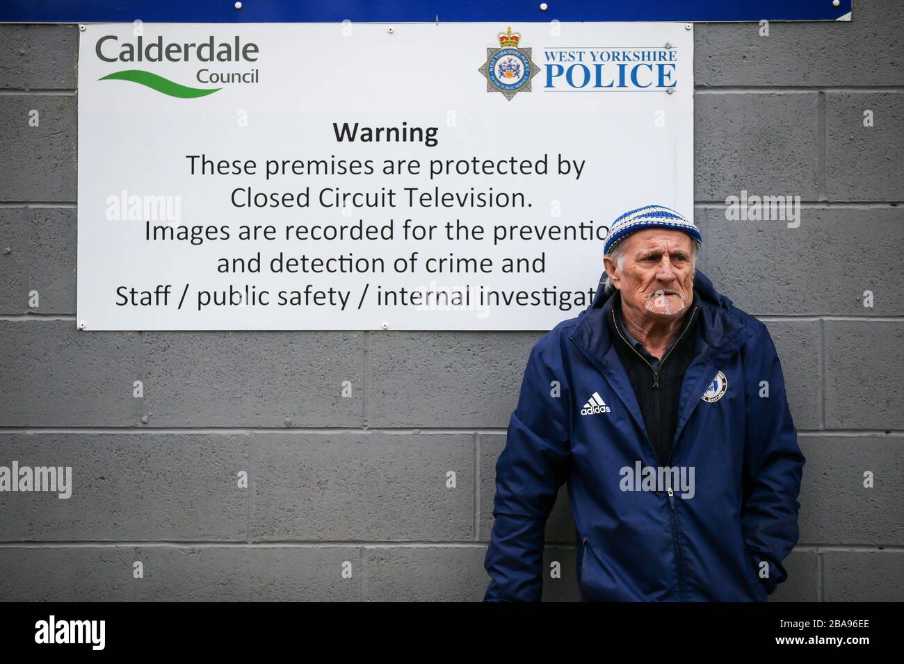 Ein Fan des FC Halifax Town kommt vor dem Spiel der Vanarama Conference Premier League im Shay an Stockfoto