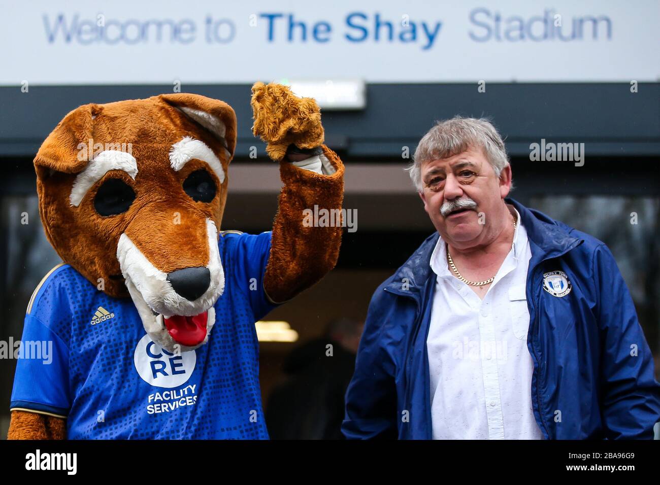 Das Maskottchen des FC Halifax Town und ein Fan vor dem Spiel der Vanarama Conference Premier League im Shay Stockfoto