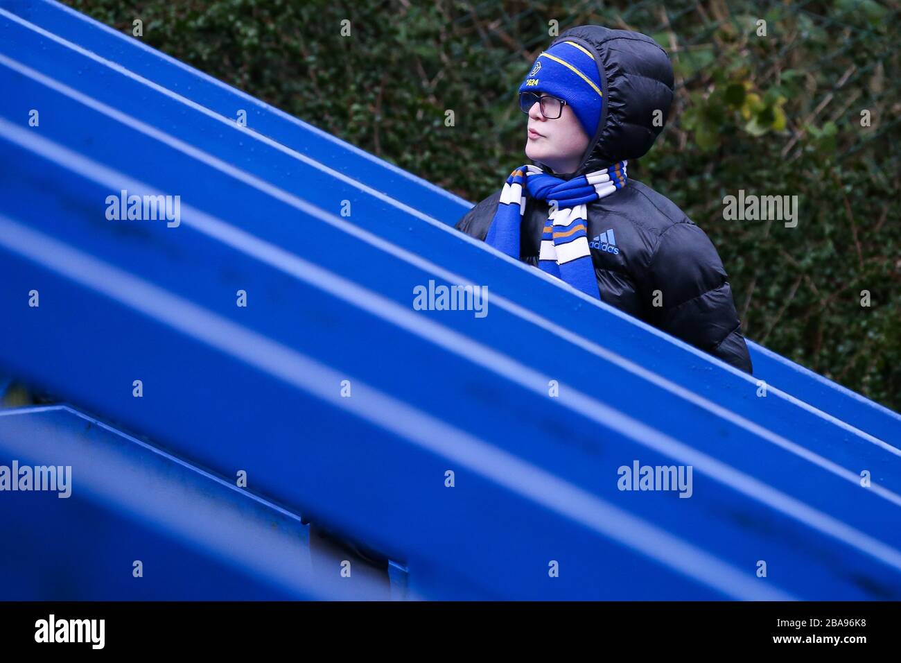 Ein Fan des FC Halifax Town kommt vor dem Spiel der Vanarama Conference Premier League im Shay an Stockfoto