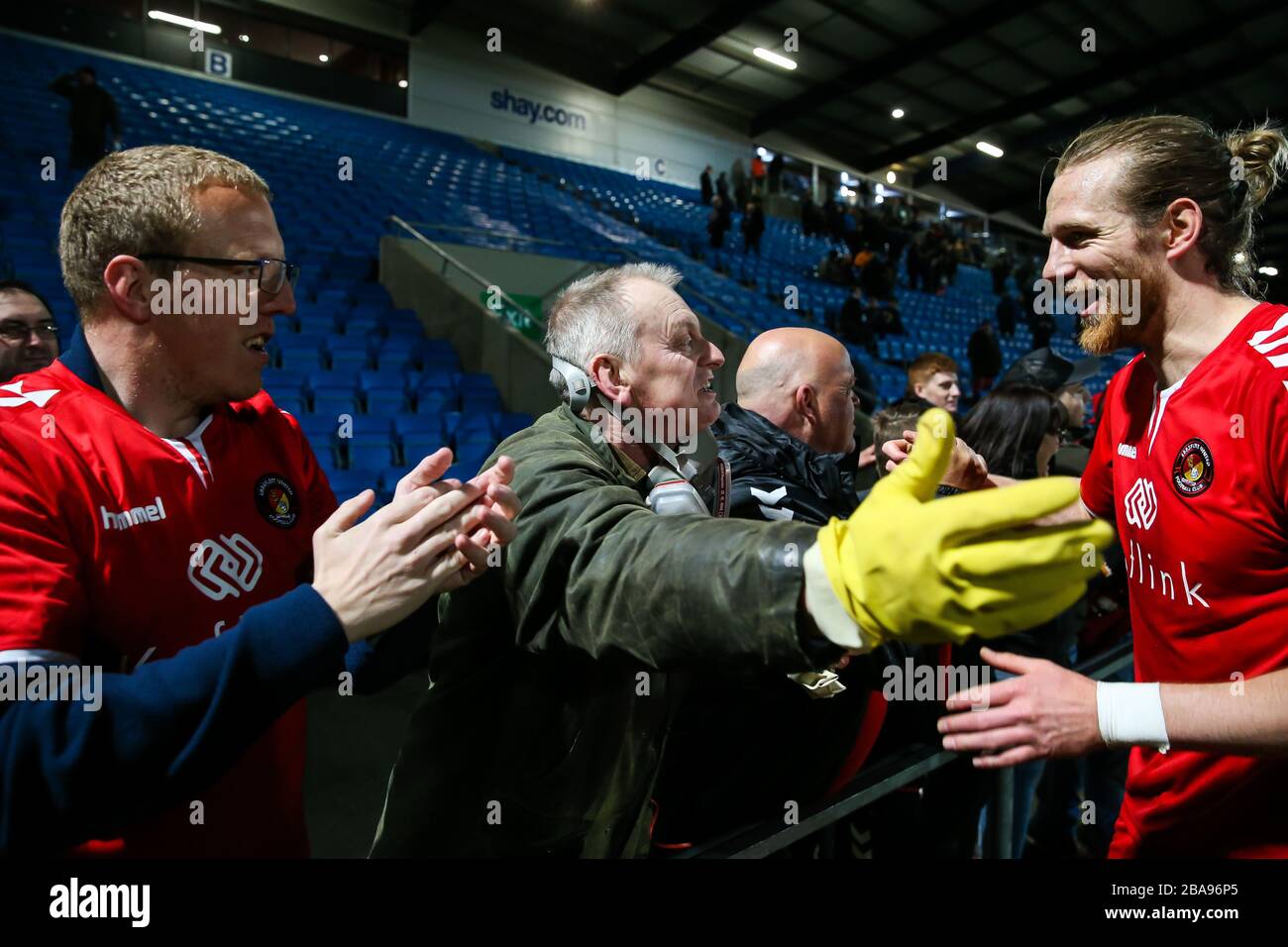 Ein Ebbsfleet Fan, der eine Schutzmaske trägt, feiert den Sieg gegen den FC Halifax Town während des Premier-League-Spiels der Vanarama Conference im Shay Stockfoto