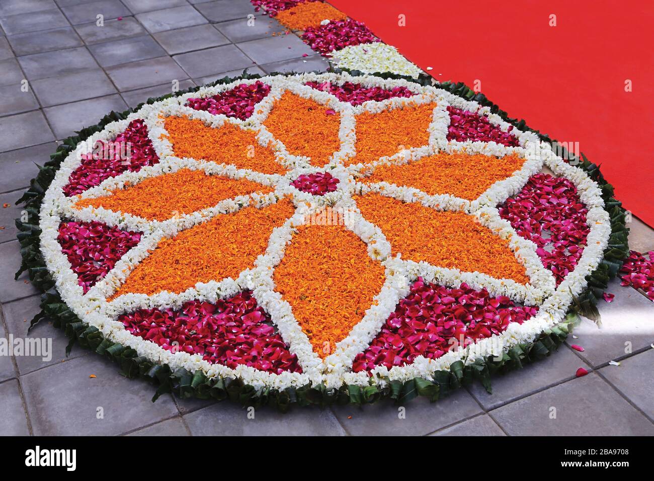 Blume Rangoli. Dekoration durch Blumen für Festivals auf dem Boden. Diwali, Pongale Blume Ranagoli Stockfoto