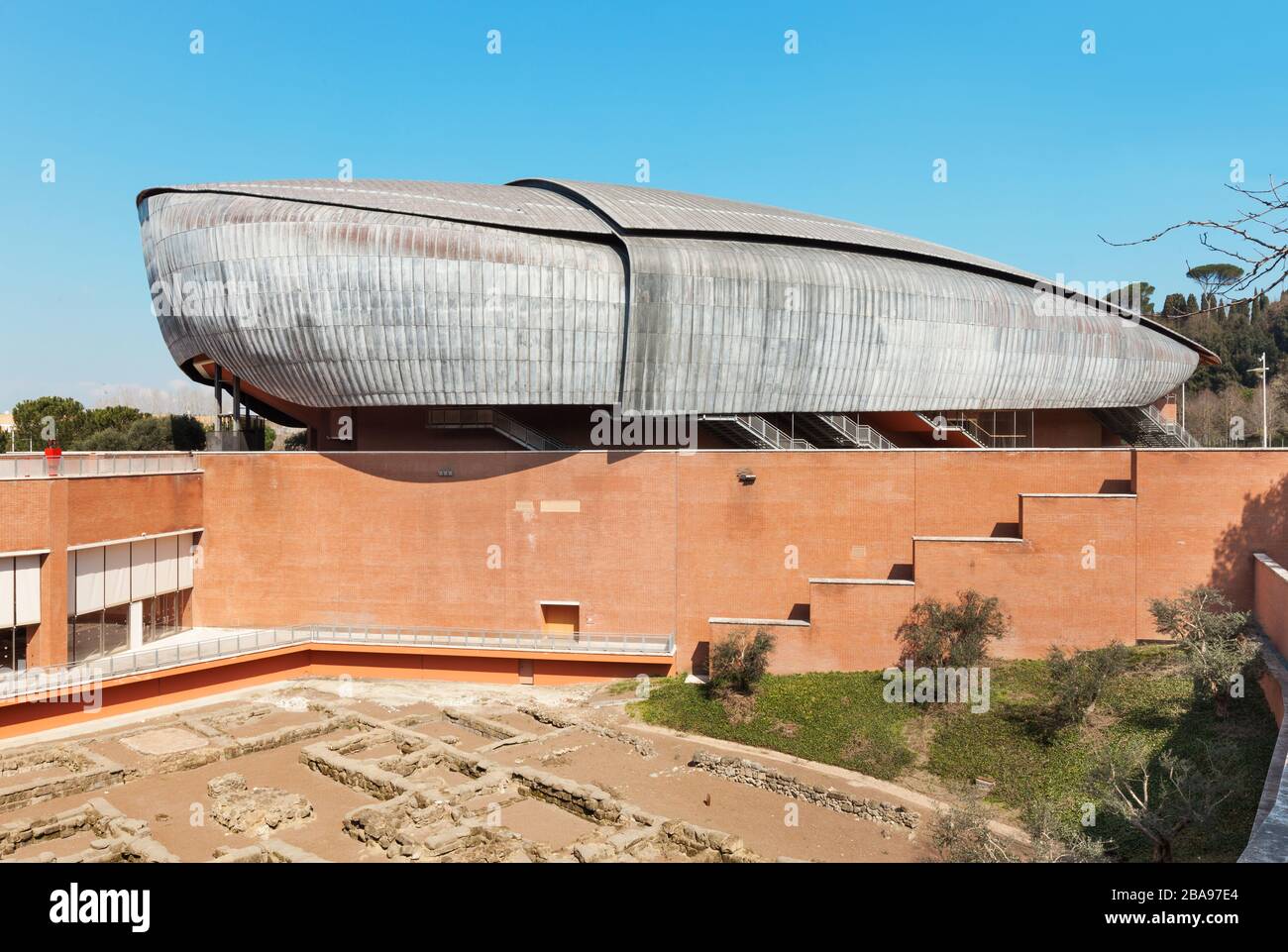 ROM, ITALIEN - 14. MÄRZ 2015: Blick von außen auf das Auditorium Parco della Musica, Struktur, die sich ganz dem Kunstarchitekten Ranzo Piano widmet Stockfoto