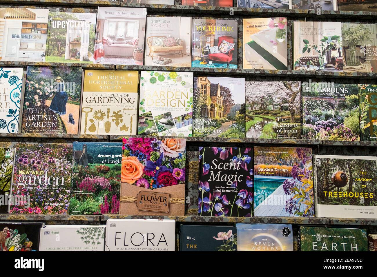Eine bunte Darstellung von Gartenbüchern in einem Buchladen. Stockfoto