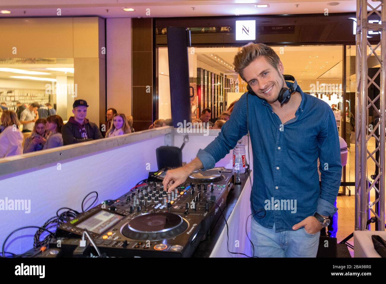 Jörn Schlönvoigt - Schauspiel, Hamburg, Alstertal Einkaufszentrum (AEZ), 2. Late Night Shopping Party, 13.10.2017 Stockfoto