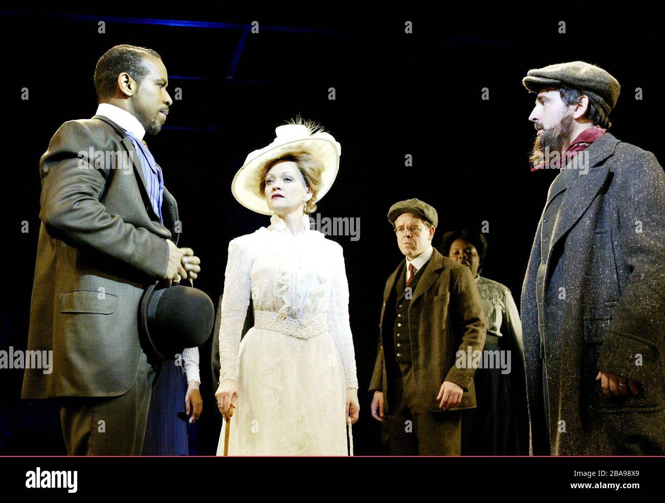 RAGTIME das Musical basierend auf dem Buch von E.L. Doctorow Buch: Terrence McNally Musik: Stephen Flaherty Text: Lynn Ahrens Design: Robert Jones Lighting: Howard Harrison Regisseur: Stafford Arima l-r: Kevin Morrow (Coalhouse Walker, Jnr), Maria Friedman (Mutter), Matthew White (jüngerer Bruder), Graham Bickley (Tateh) Piccadilly Theatre, London W1 19/03/2003 Stockfoto