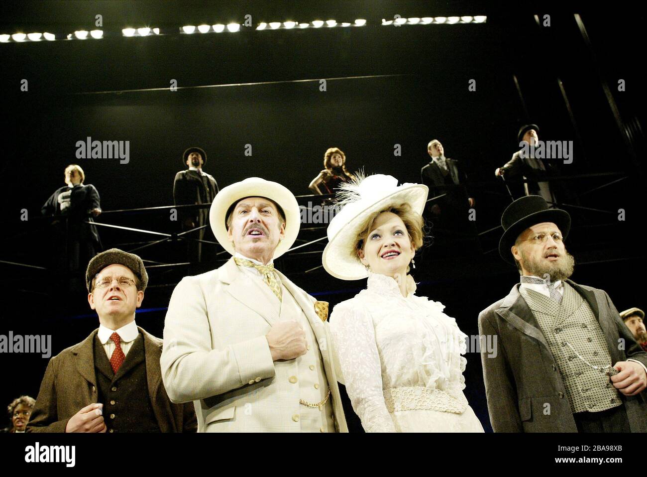 RAGTIME das Musical basierend auf dem Buch von E.L. Doctorow Buch: Terrence McNally Musik: Stephen Flaherty Text: Lynn Ahrens Design: Robert Jones Lighting: Howard Harrison Regisseur: Stafford Arima l-r: Matthew White (Youngs Brother), Dave Willetts (Vater), Maria Friedman (Mutter), Vincent Pirillo (Großvater) Piccadilly Theater, London W1 19/03/2003 Stockfoto