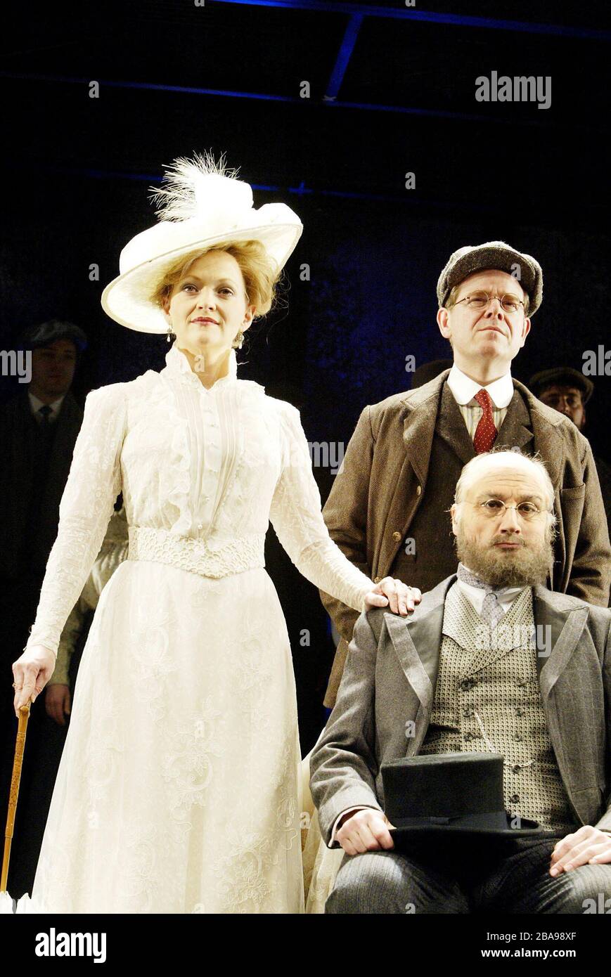 RAGTIME das Musical basierend auf dem Buch von E.L. Doctorow Buch: Terrence McNally Musik: Stephen Flaherty Text: Lynn Ahrens Design: Robert Jones Lighting: Howard Harrison Regisseur: Stafford Arima l-r: Maria Friedman (Mutter), (hinten) Matthew White (jüngerer Bruder), Vincent Pirillo (Großvater) Piccadilly Theatre, London W1 19/03/2003 Stockfoto