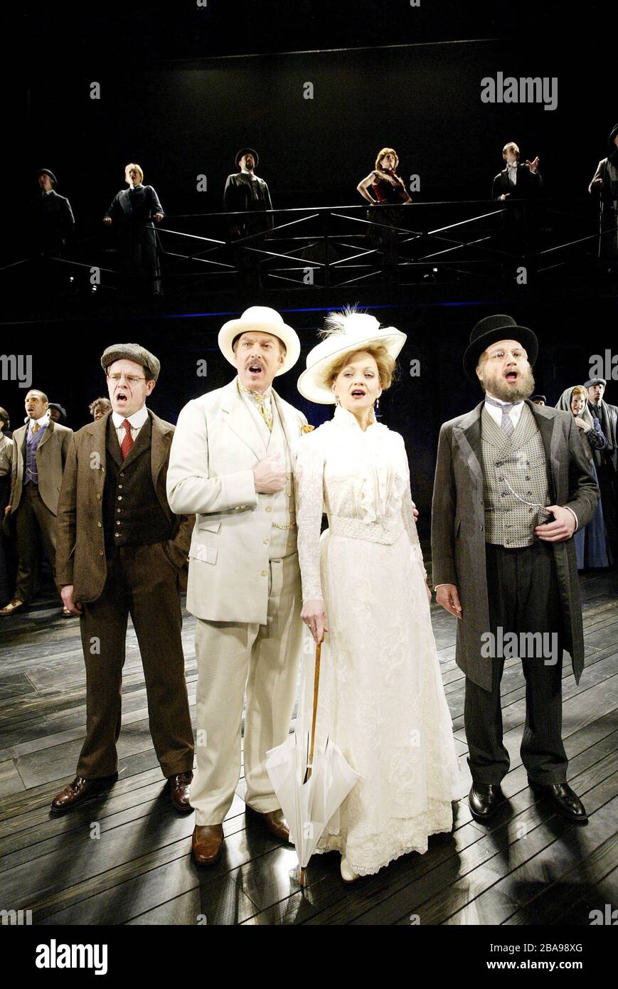 RAGTIME das Musical basierend auf dem Buch von E.L. Doctorow Buch: Terrence McNally Musik: Stephen Flaherty Text: Lynn Ahrens Design: Robert Jones Lighting: Howard Harrison Regisseur: Stafford Arima l-r: Matthew White (Youngs Brother), Dave Willetts (Vater), Maria Friedman (Mutter), Vincent Pirillo (Großvater) Piccadilly Theater, London W1 19/03/2003 Stockfoto