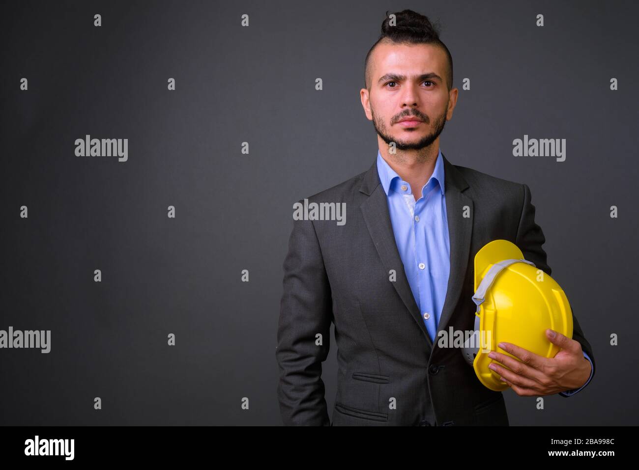 Porträt eines hübschen bärtigen türkischen Kaufmanns als Ingenieur Stockfoto